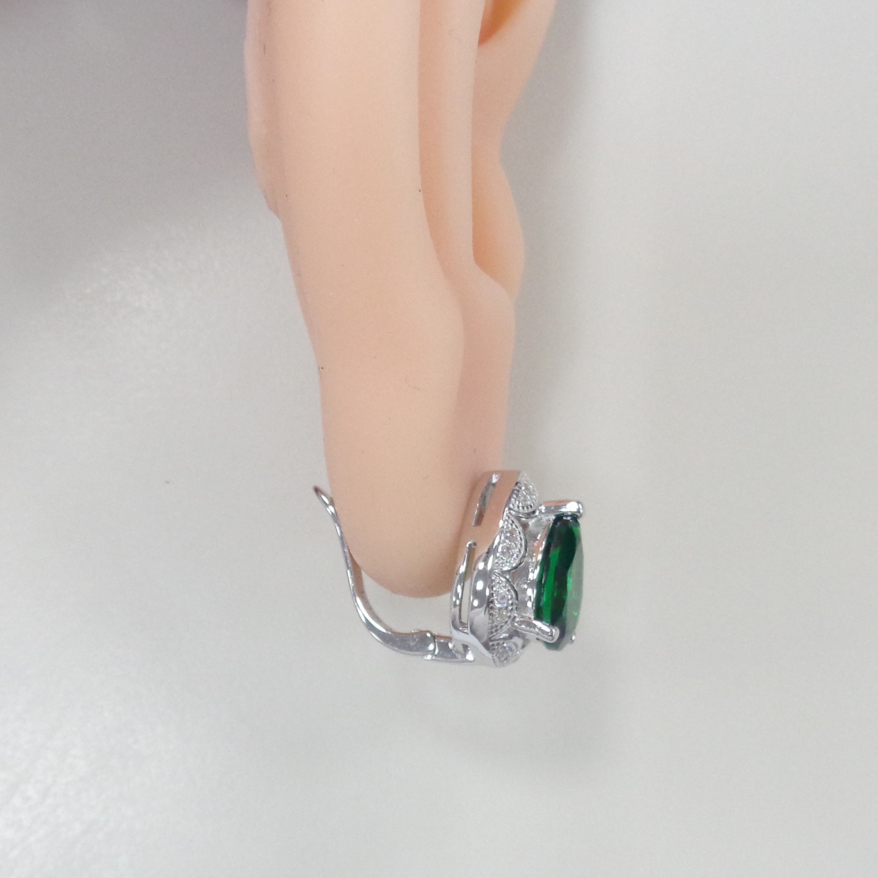 Серебряные серьги с выращенными изумрудами